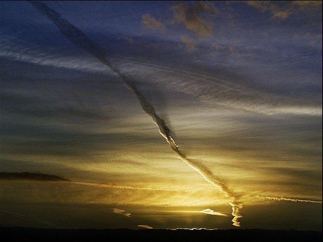 contrail_with_shadows_at_sunset_%7C_Flickr_-_Photo_Sharing%21-20101107-094638.jpg