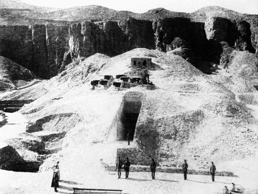 A monochrome photograph showing guards standing outside the tomb of Tutankhamon in Egypt in the 1920s