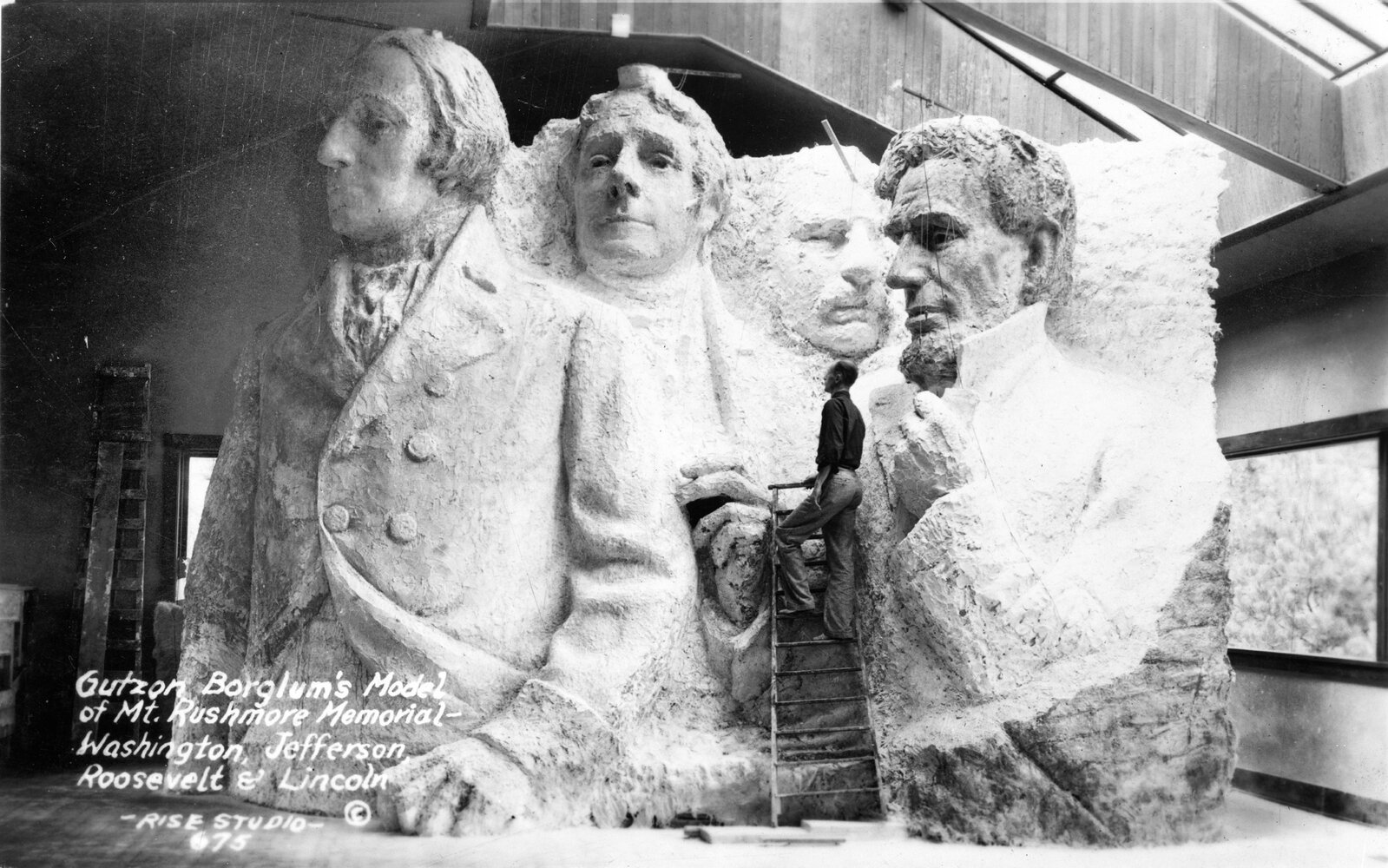 Gutzon_Borglum's_model_of_Mt._Rushmore_memorial.jpg