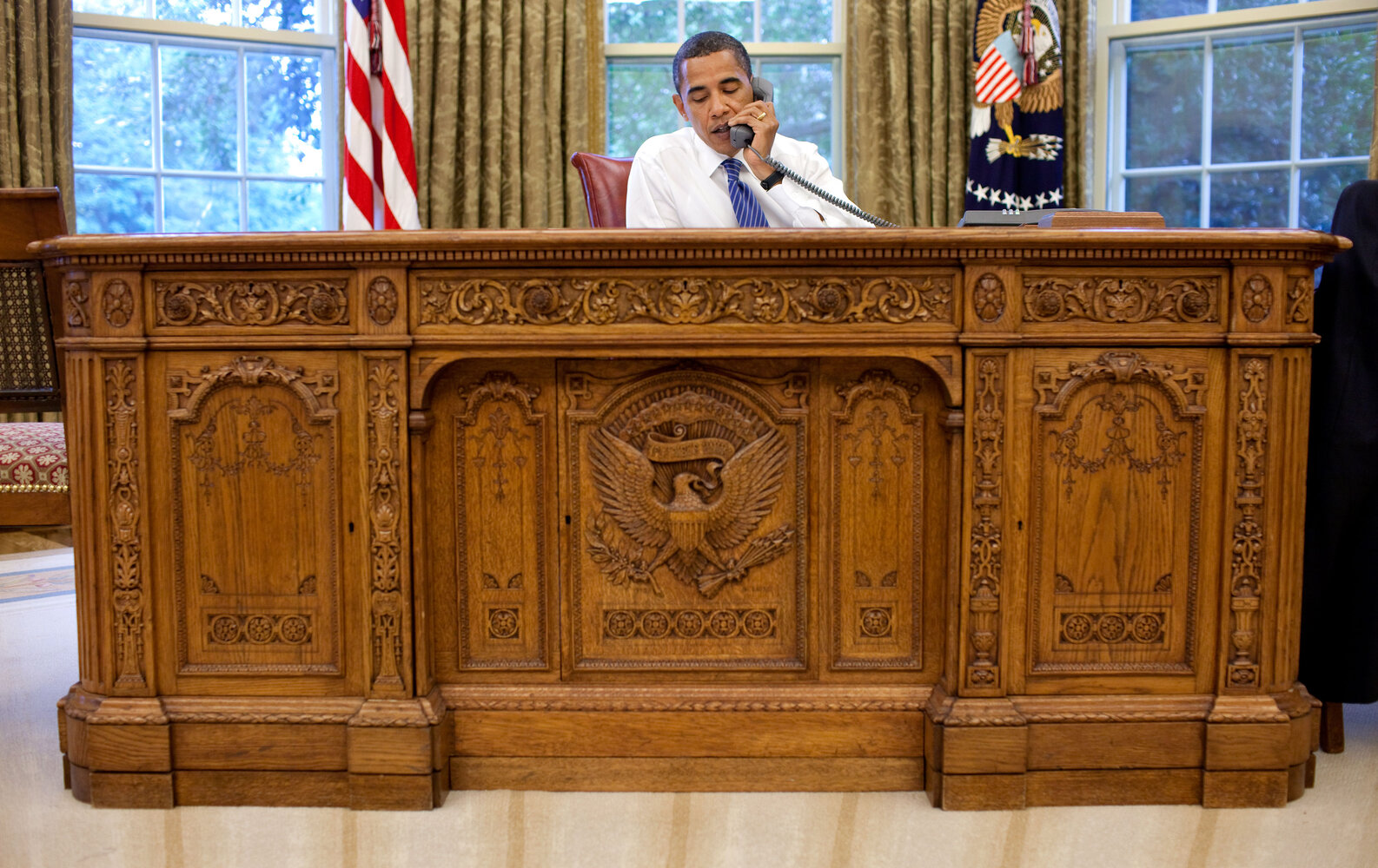 Barack_Obama_sitting_at_the_Resolute_desk_2009.jpg