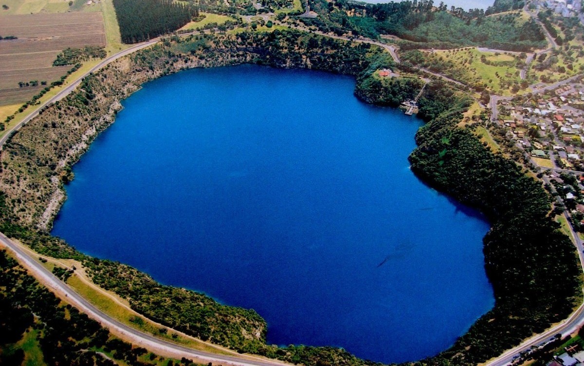 Blue+Lake,+Australia1.jpg