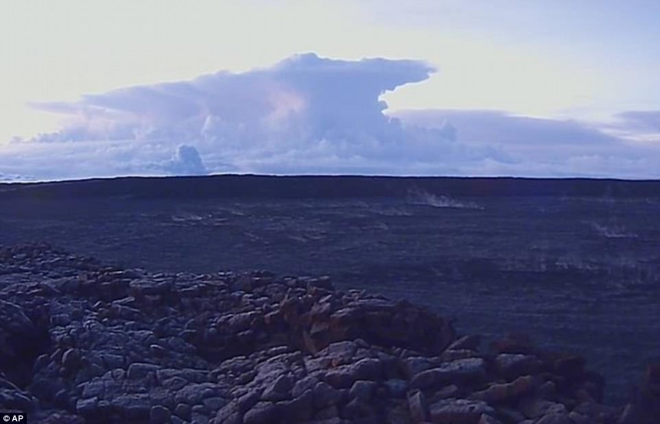 4C5D407C00000578-5741451-An_explosive_eruption_from_Hawaii_s_Kilauea_volcano_on_Thursday_-a-40_1526579998471.jpg