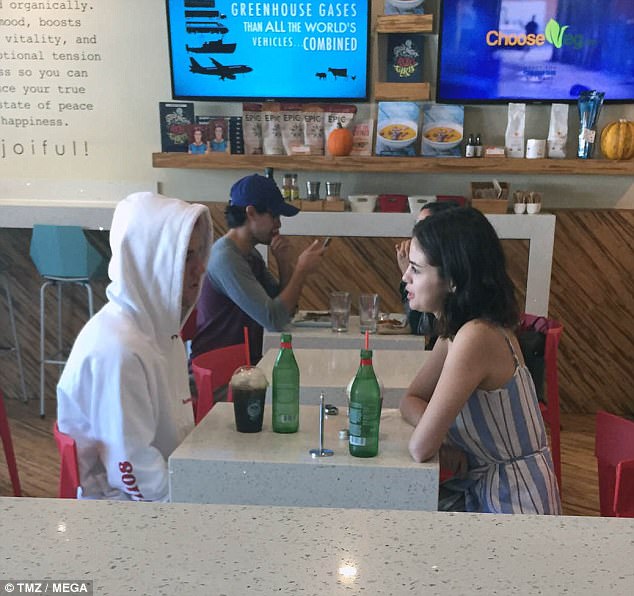 45D5F8A000000578-5029623-Just_the_two_if_us_Selena_Gomez_and_Justin_Bieber_were_spotted_a-m-56_1509380995880.jpg