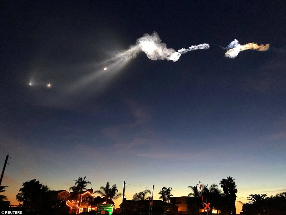 4788A88A00000578-5207751-The_twilight_effect_from_a_SpaceX_Falcon_9_rocket_launched_from_-a-133_1514000414335.jpg