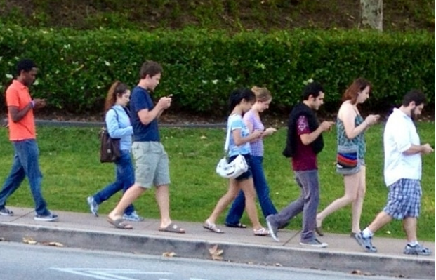 walking-with-cell-phones.png