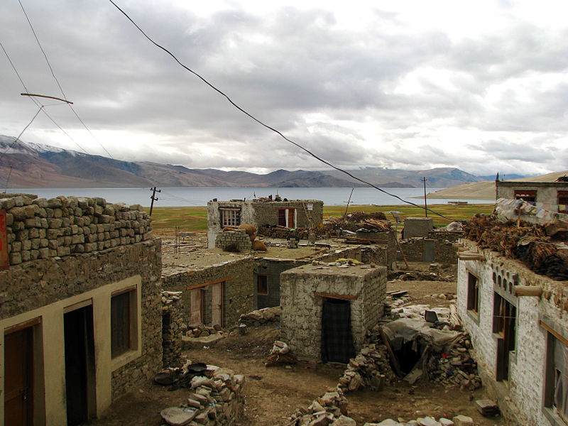800px-India_-_Ladakh_-_Trekking_-_117_-_run-down_town_of_Karzok_on_Tso_Moriri_%283896601332%29.jpg