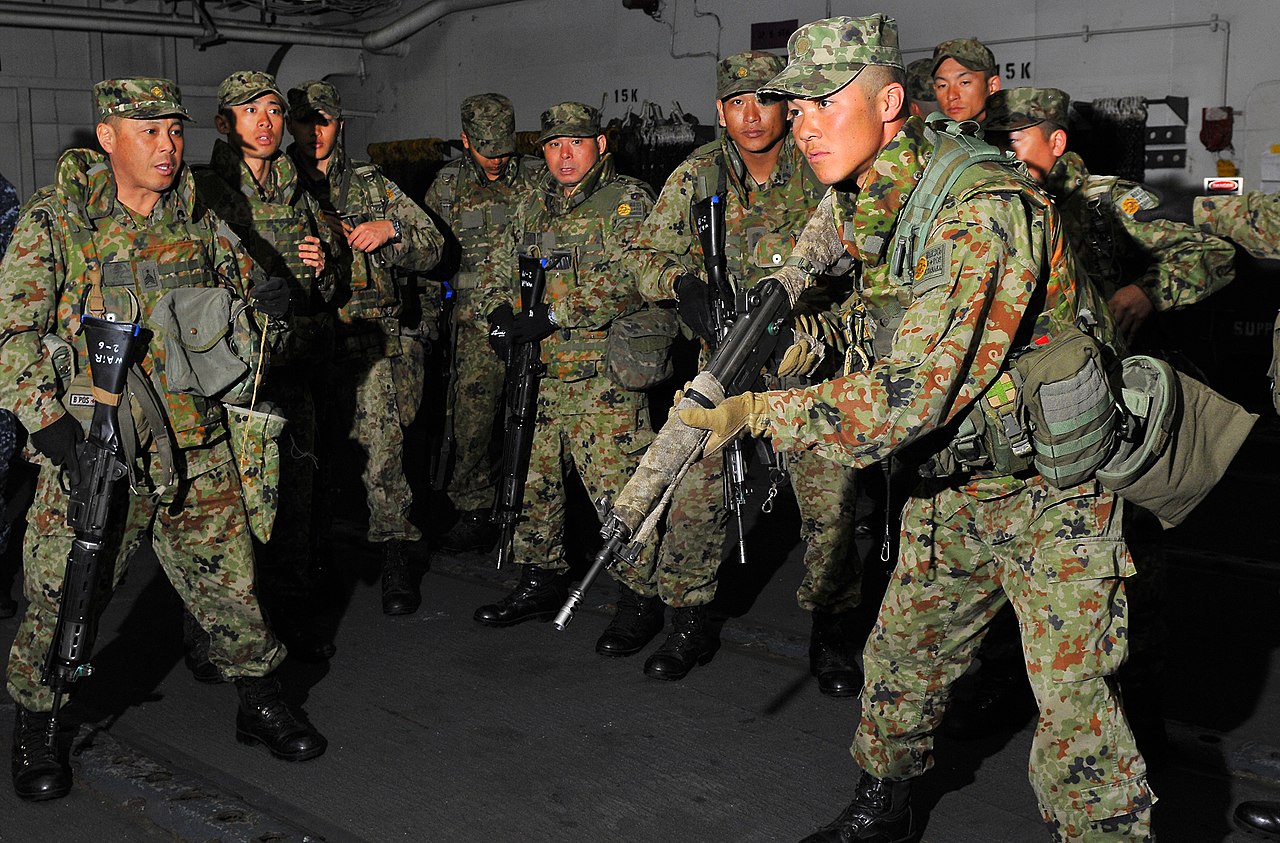 1280px-US_Navy_120208-N-KB563-104_Members_of_the_Japan_Ground_Self-Defense_Force_conduct_small_arms_weapons_training_aboard_the_amphibious_assault_ship_US.jpg