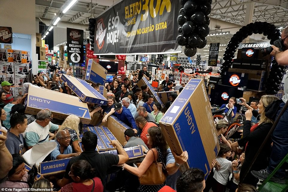 6547866-6420779-Desperate_shoppers_in_Sao_Paulo_Brazil_scrambled_to_get_their_ha-a-45_1542967064941.jpg