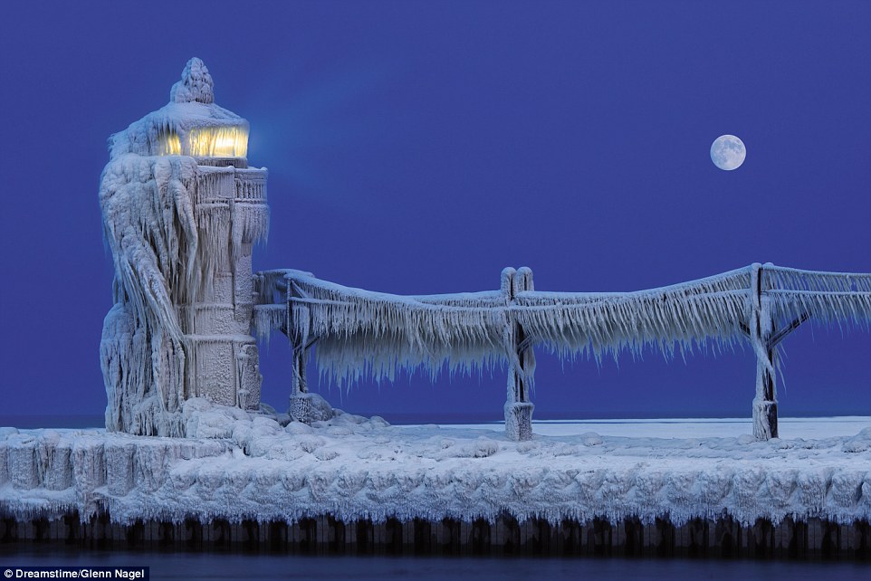 4F1C58B900000578-6063647-Thick_ice_clings_to_the_Outer_Lightouse_at_St_Joseph_North_Pier_-a-148_1534346517294.jpg