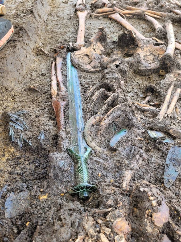 Archaeologists made a very special find during excavations in Nördlingen last week: a bronze sword that is over 3000 years old and is so exceptionally well preserved that it almost still shines. It is a representative of the bronze full-hilt swords, whose octagonal hilt is made entirely of bronze (octagonal sword type).