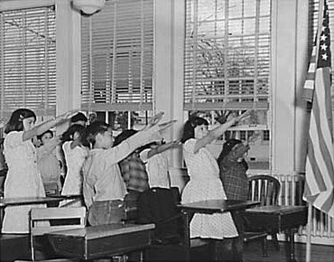 Students_pledging_allegiance_to_the_American_flag_with_the_Bellamy_salute.jpg